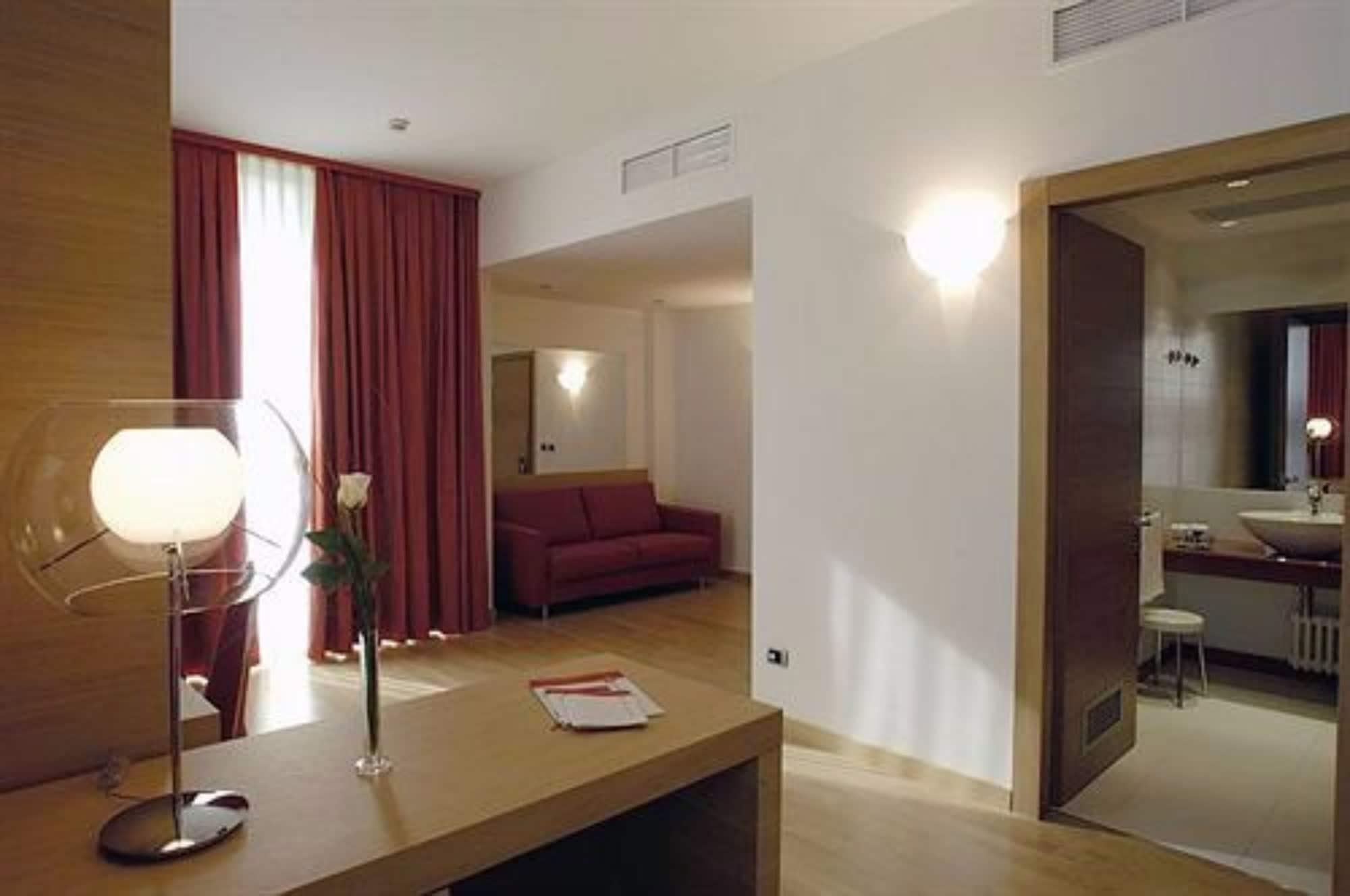 Hotel Remilia Реджо Емилия Екстериор снимка