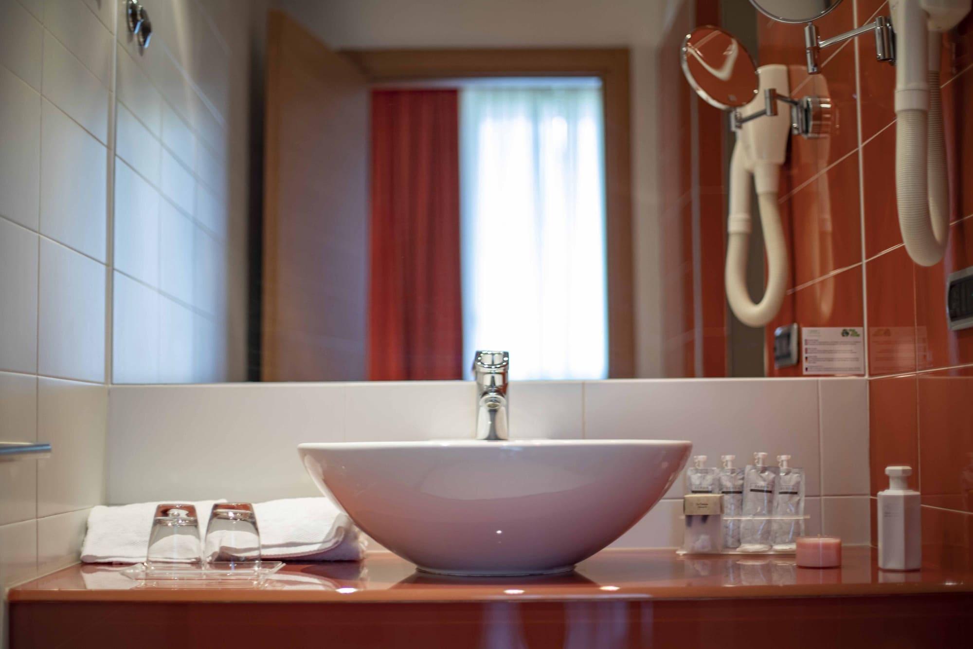 Hotel Remilia Реджо Емилия Екстериор снимка