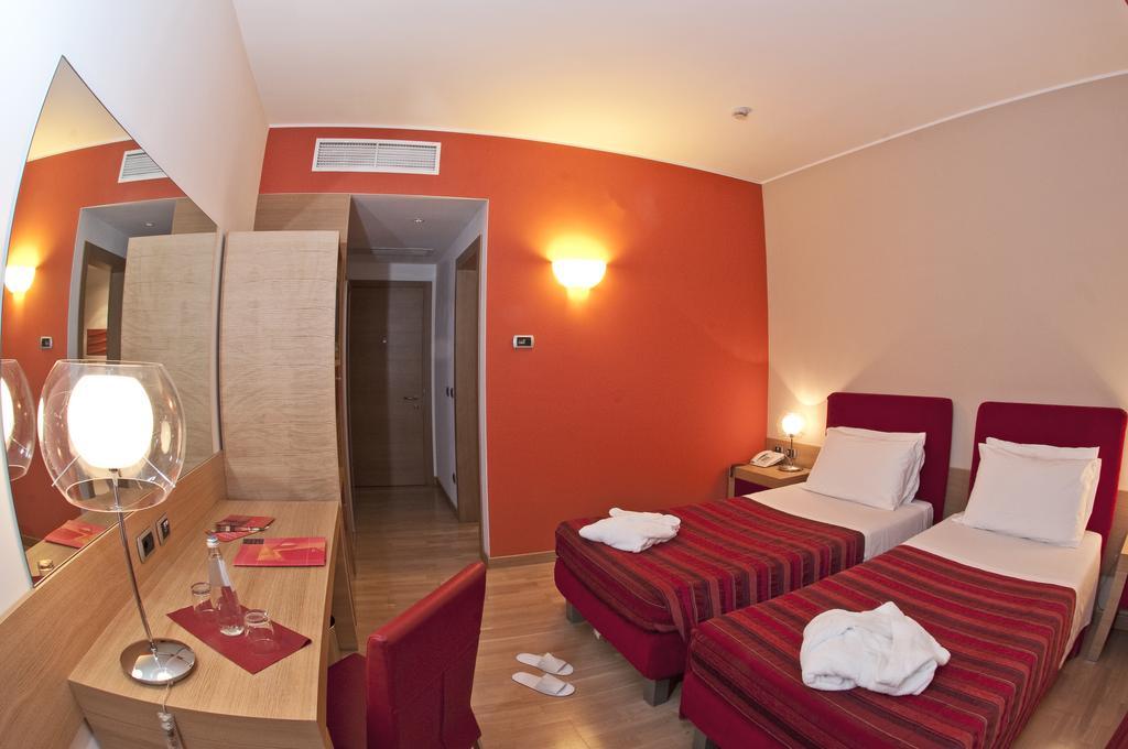 Hotel Remilia Реджо Емилия Екстериор снимка