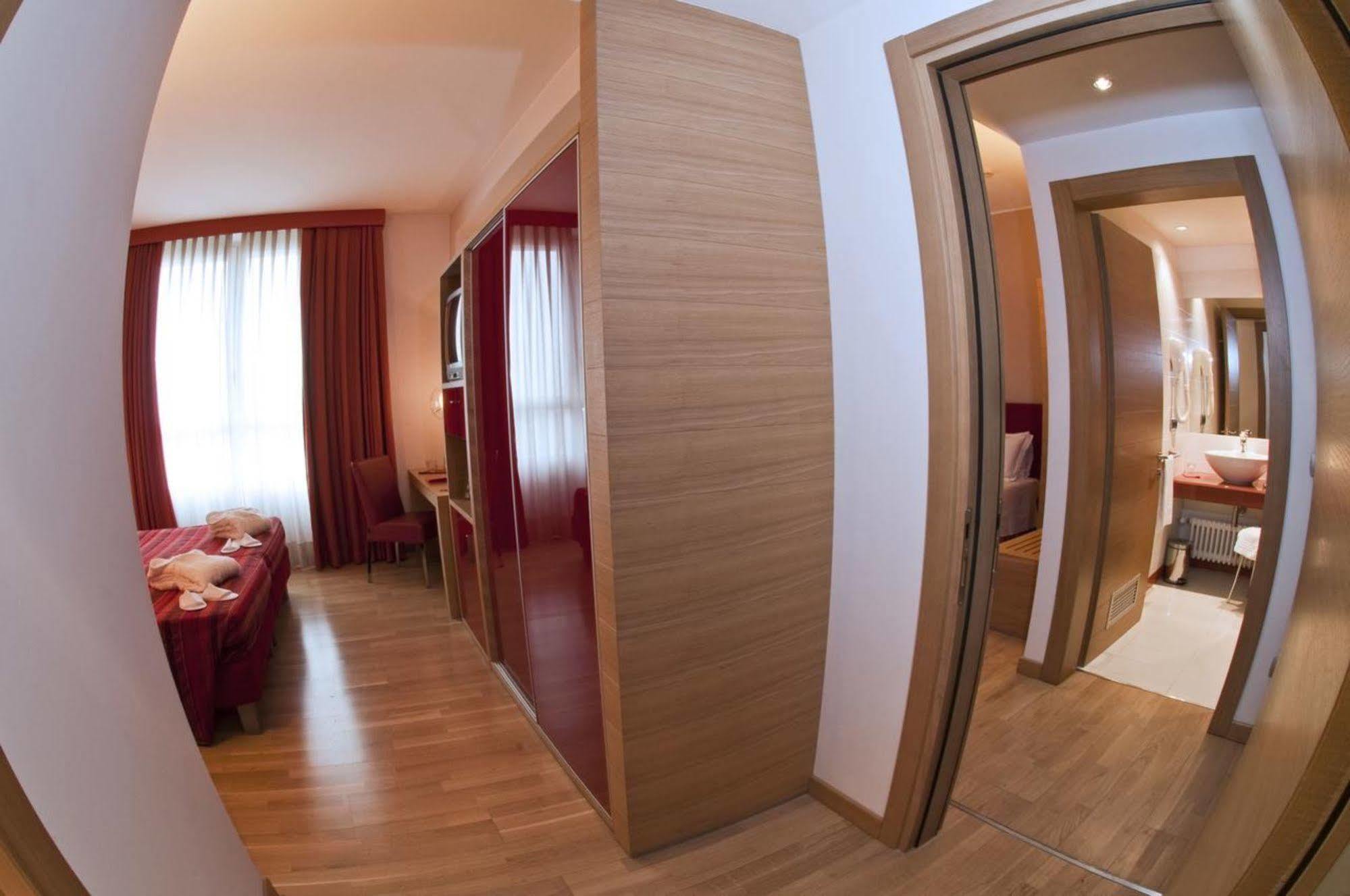 Hotel Remilia Реджо Емилия Екстериор снимка
